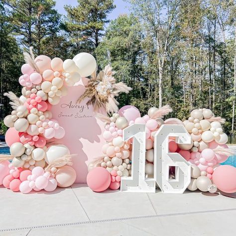 Pastel Pink And White Birthday Decorations, Pink And Brown Sweet 16 Decorations, 16 Birthday Party Balloon Ideas, Sweet 16 Party Boho Theme, Boho Chic Balloon Garland, Sweet Sixteen Pastel Theme, Pink Boho Sweet 16, Pink Birthday Party Decorations Sweet 16, Birthday Decor Sweet 16