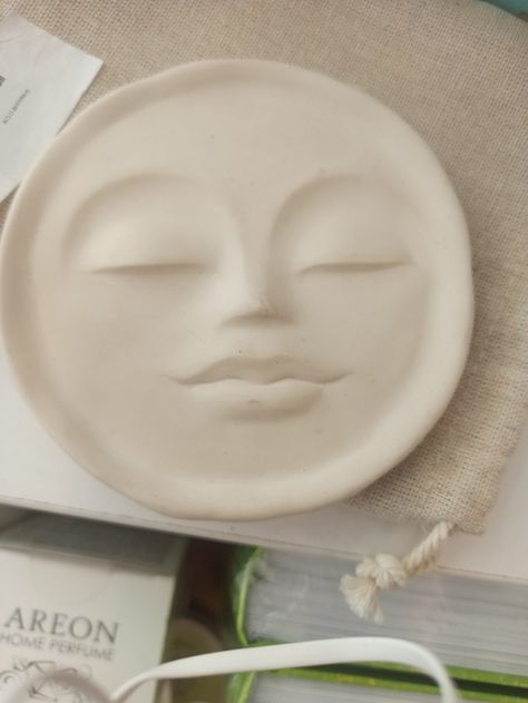 Pottery Faces Ideas, Hawaii Apartment, Face Pottery, Paper Mache Projects, Beginner Pottery, Clay Faces, Ceramics Pottery Art, Cute Clay, Clay Art Projects