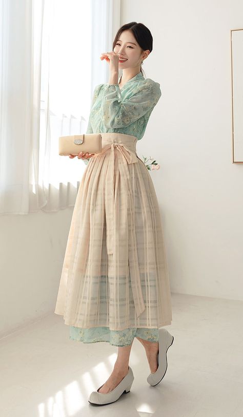 Asia Womens Fashion, Traditional Hanbok Woman, Modern Hanbok Outfit, Daily Clothes For Women, Kebaya Hanbok, Hanbok Dress Modern, Cool Dresses Casual, Modernized Hanbok, Back Design Dress