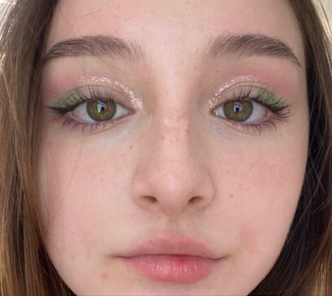 Green Pink Eyeshadow, Mint Eyeshadow Looks, Simple Green Makeup, Pastel Green Makeup, Green And Pink Eyeshadow, Light Green Eye Makeup, Light Green Makeup, Pink And Green Eyeshadow, Mint Green Makeup