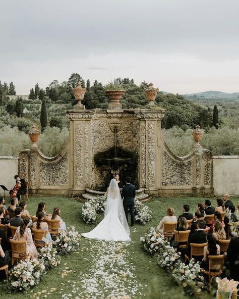 90s Wedding Dress, Tuscan Inspired Wedding, Money Wedding, Ceremony Florals, Romantic Dream, Tuscan Inspired, Tuscan Villa, Wedding Altars, Tuscan Wedding