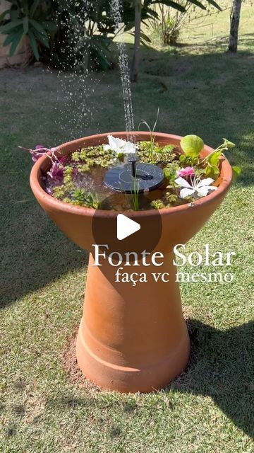 Thaís Bittencourt | Revê Interiores on Instagram: "Repostando essa fonte que fez tanto sucesso por aqui ❤️ alias, o link da fonte ta nos destaques LINKS! Esse projeto super rápido e barato pro meu jardim foi tão prazeroso de fazer! Peguei a referência da gringa e adaptei pra realidade brasileira ne? Rsrsrsrs mas essa fonte solar foi mega fácil de achar aqui mesmo e rendeu um super resultado pra esse canto ensolarado da frente da nossa casa  #reveinteriores #designdeinteriores #decoracao #decoracaopenochao #fonte #fontesolar #jardim #paisagismo #vasos" April 7, Floral Garden, On Instagram