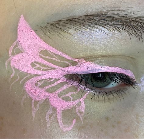 Pink Butterfly Makeup, Pink Graphic Eyeliner, Butterfly Eyeliner, Makeup Things, Pink Eyeliner, Butterfly Eyes, Butterfly Makeup, Trilogy Tour, Cute Eye Makeup