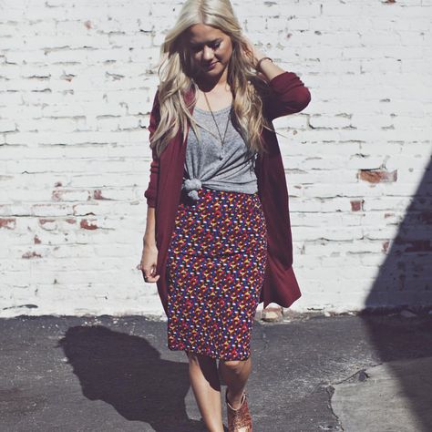 51 Likes, 12 Comments - LULAROE | JENN KING (@lularoejennking) on Instagram: “Ladies! I have ONE of these skirts in a size M available! Who will the lucky girl be???” Apostolic Fashion, Leggings Outfit, Cassie Skirt, Looks Street Style, Lula Roe Outfits, Church Outfits, A Skirt, Mode Inspo, Modest Outfits