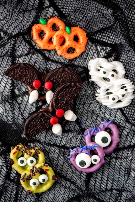 Halloween Chocolate Covered Pretzels, Chocolate Covered Pretzels Halloween, Easy Treats To Make, Postres Halloween, Halloween Party Snacks, Halloween Treats For Kids, Halloween Food Treats, Halloween Treats Easy, Covered Pretzels