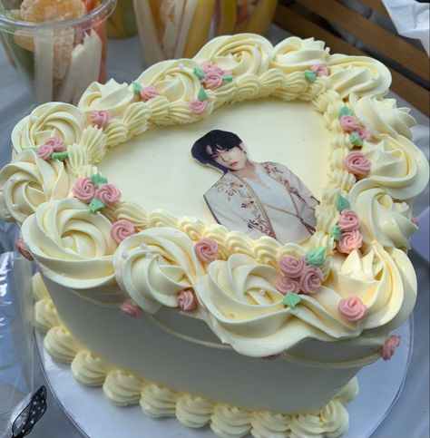 Kpop Cake Enhypen, Kpop 18th Birthday Cake, Enhypen Pastel Aesthetic, Kpop Themed Cake, Enhypen Birthday Ideas, Enhypen Inspired Cake, K Pop Cake Design, Txt Cake Design, K Pop Cake Ideas