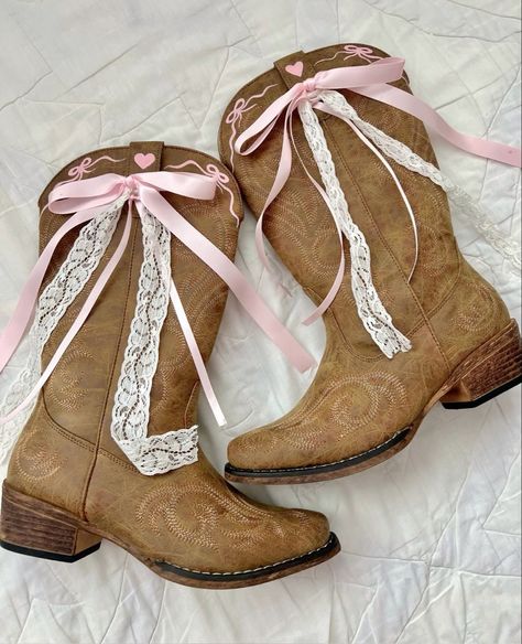 Coquette Cowgirl Boots, Bows On Cowboy Boots, Girly Country Aesthetic, Soft Cowgirl Outfit, Country Concert Inspo Outfit, Coquette Cowgirl Outfit, Coquette Cowgirl Aesthetic, Pink Cowgirl Aesthetic Outfit, Girly Cowgirl Outfits