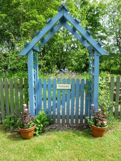 Flowerbed Fence, Diy Arbour, Cottage Landscape, Mobile Diy, Garden Gates And Fencing, Garden Gate Design, Potting Benches, Garden Goals, Arbors Trellis