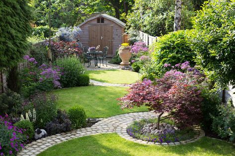 Pro Ideas for Adding Interest to a Rectangular Garden Tree Garden Design, Long Garden, Conifers Garden, Large Backyard Landscaping, Narrow Garden, Cottage Garden Design, Areas Verdes, Garden Shrubs, Large Backyard