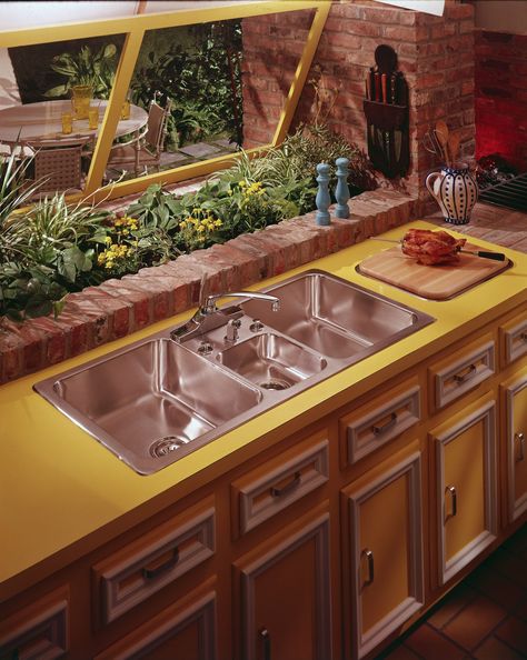 Yellow Laminate Counters (1980)- ELLEDecor.com 1960s Kitchen, 70s Kitchen, 70s House, 70s Interior, Retro Interior Design, 70s Home, 70s Decor, 70s Home Decor, Vintage Interior Design