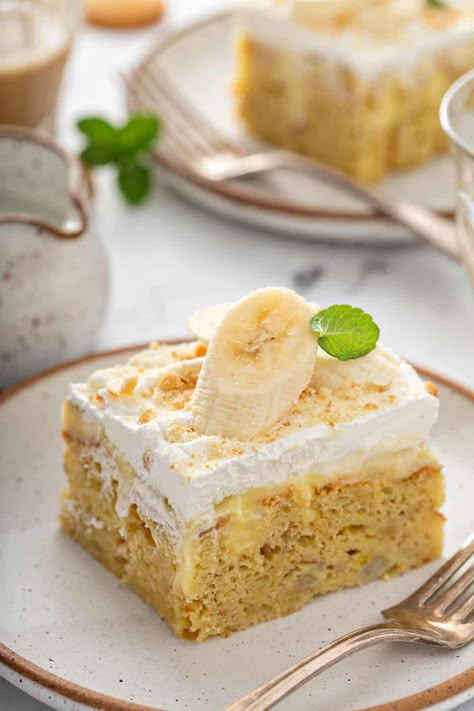 Looking for a cake version of your favorite pudding? Look no further than this Banana Pudding Poke Cake! This easy recipe combines yellow cake with bananas and vanilla pudding – you’ll definitely want a second slice of this dessert! Best Poke Cake Recipes, Best Poke Cake, Cake With Bananas, Banana Poke Cake, Banana Pudding Poke Cake, Pudding Poke Cake, Homemade Buttercream Frosting, Homemade Banana Pudding, Poke Cake Recipes