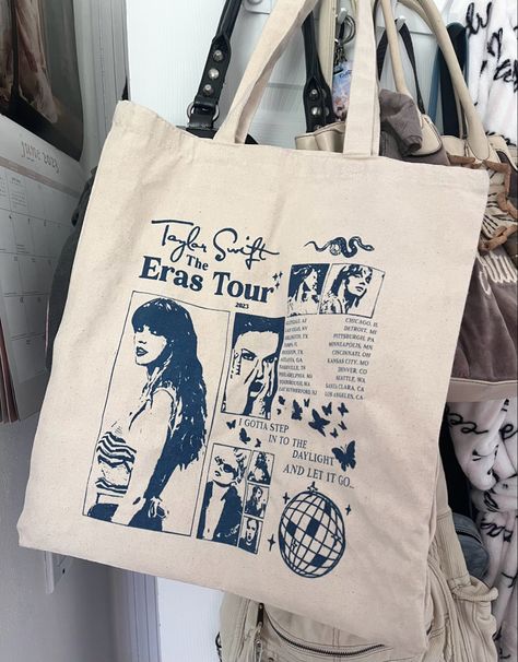 Taylor Swift Eras Tour Accessories, Tote Bag Ideas Aesthetic, Aesthetic Totebags, Cute Taylor Swift Merch, Swiftie Girl Aesthetic, Taylor Swift Merch Aesthetic, Taylor Swift Bag Ideas, Totebag Painting Ideas Taylor Swift, Tote Bag Painting Ideas Taylor Swift