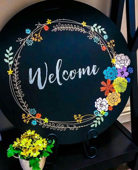 Welcome Painting, Painted Floral Wreath, Chalk Crafts, Name Plate Design, Door Signs Diy, Wood Slice Art, Board Decoration, Chalk Couture, Rustic Wreath