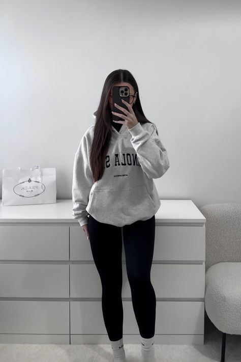 AS Oversized Hoodie - Light Grey … curated on LTK Gray Hoodie Outfit, Hoodie And Leggings Outfit, Oversized Hoodie Outfit, Grey Leggings Outfit, Outfits Leggins, Look Legging, Black Leggings Outfit, Winter Fashion Outfits Casual, Leggings Hoodie