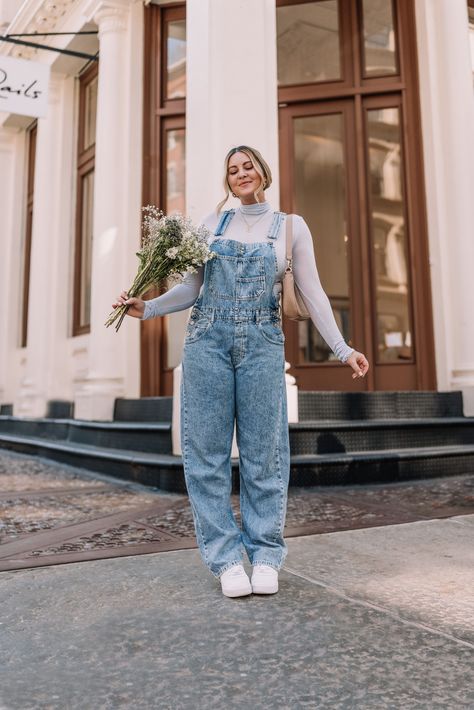 Danielle Gervino styles @freepeople overalls (size M) | Casual outfit idea, spring outfit idea, overalls outfit, free people outfit Overalls Outfit Spring, Jean Overall Outfits, Overalls Outfit Winter, Denim Overalls Outfit, Overalls Outfits, Overall Outfit, Overalls Outfit, Jeans Overall, Looks Style