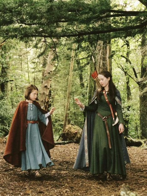 Narnia Dresses Susan, Narnia Susan Dress, Lucy Chronicles Of Narnia, The Chronicles Of Narnia Outfits, Fantasy Movie Costumes, Susan Pevensie Costume, Lucy Pevensie Cosplay, Narnia Family Costumes, Susan Pevensie Outfits