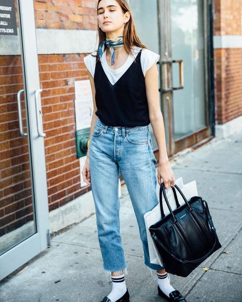 Z A R A T E S I M A N on Instagram: “Beauty lies in the details 👌🏼💫 | 📷 by Iciar J. Carrasco.” Style Anglais, Walking Down The Street, Looks Street Style, Street Style Inspiration, Looks Chic, Look Vintage, Street Style Looks, Looks Style, Mode Inspiration