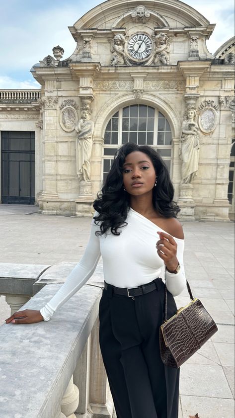 Preppy Black Women, Paris Summer Outfits, Outing Ideas, South African Traditional Dresses, Chic Work Outfit, Classy Streetwear, Cute Work Outfits, Modesty Outfits, Timeless Outfits