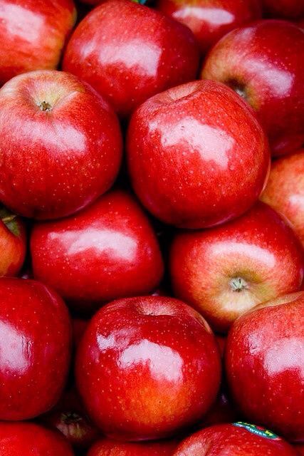 Fruit Market, Apple Health, Clean Lifestyle, Simply Red, Red Apples, Diet Motivation, Motivation Gym, Natural Sugar, Body Inspiration