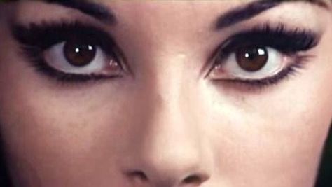 Edwige Fenech, Klasik Hollywood, 60s Makeup, Retro Makeup, Make Up Inspo, Dark Makeup, Vintage Makeup, Make Up Looks, Pretty Makeup