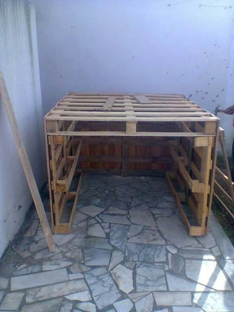 Playhouse Out Of Pallets, Dog House Diy Outdoor, Diy Kids Playhouse, Pallet Kids, Pallet Dog House, Dog Friendly Backyard, Dog Backyard, Pallet Playhouse, Dog House Plans