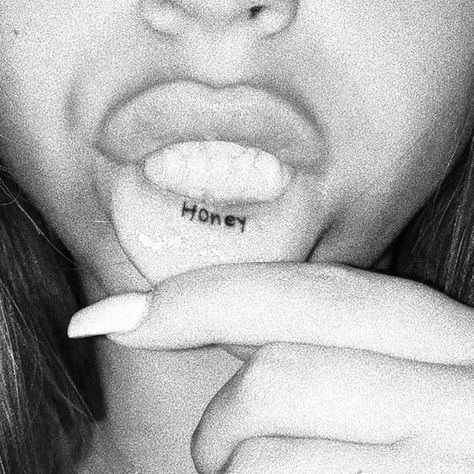 “Honey” tattoo on Claudia Tihan's lower lip. Inner Lip Tattoo, Wörter Tattoos, One Word Tattoos, Country Tattoos, Tattoo Simple, Trendy Tattoo, No Bad Days, Nails Fashion, Cute Tattoos For Women