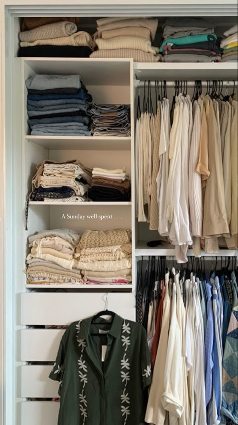 Clothing Closet Ideas, Closet Of Clothes Aesthetic, Wardrobe Full Of Clothes Aesthetic, Pretty Wardrobe Closets, Closet Inspo Walk In, Closet Organization Ideas Aesthetic Long, Organised Closet Aesthetic, Full Wardrobe Aesthetic, Small Wardrobe Design Aesthetic