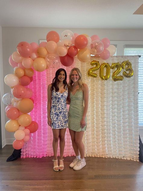 Grad Picture Backdrop, Graduation Backdrops For Pictures, Grad Party Background, Grad Party Aesthetic Ideas, Grad Party Balloons, Birthday Photo Backdrop Ideas, Pink Grad Party Decorations, Grad Party Photo Wall, Indoor Grad Party