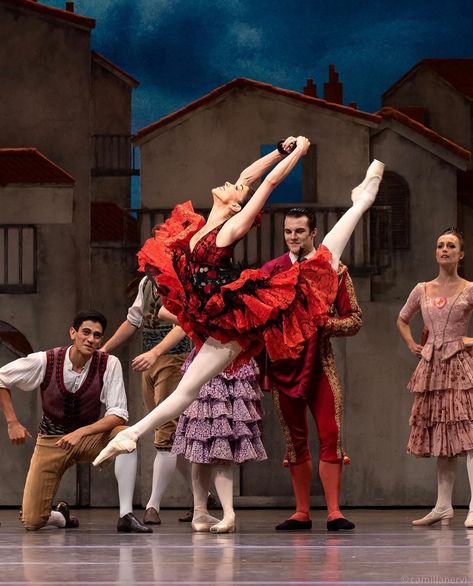 Yasmine Naghdi taking us into the Bank Holiday weekend 💃🏻 @yasmine_naghdi ‘s fabulous take on Kitri in Don Quixote. #bankholiday #yasminenaghdi #royalballet #donquixote #ballet #balletdancer #classicalballet #kitri #royaloperahouse 📷: Camilla Nervi Yasmine Core, Yasmine Naghdi, Flexibility Dance, Ballerina Barbie, Ballet Pictures, Ballet Beauty, Dance Dreams, Ballet Inspiration, Ballet Art