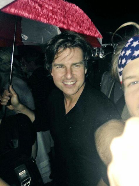 Tom Cruise Selfie, Tom Cruise Hot, Holding Umbrella, Invincible Comic, Cruise Pictures, Together Forever, Tom Cruise, Cutie Patootie, No Way