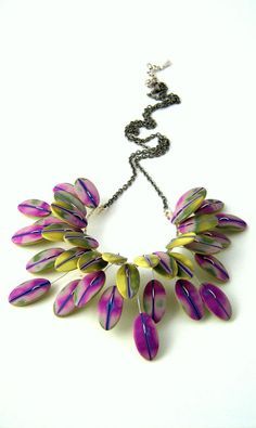 Gris Bleu-Stunning. Fimo, Fimo Jewelry, Polymer Inspiration, Graphisches Design, Polymer Beads, Feather Flower, Art Jewelry Contemporary, Feather Necklace, Polymer Jewelry