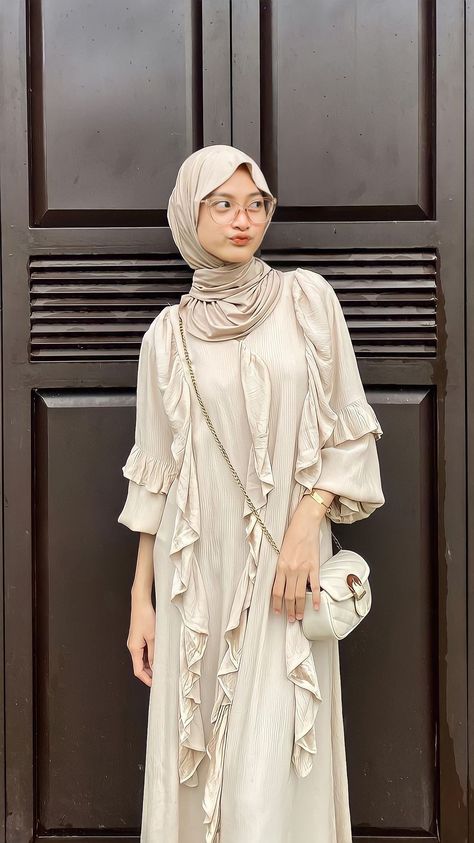 Lebaran Outfit, Dress Muslim Modern, Tutorial Hijab Pashmina, Rok Outfit, Tutorial Hijab, Modesty Outfits, Muslim Outfits Casual, Hijab Style Casual, Fashion Sketches Dresses