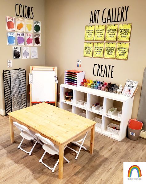 Art Center Playroom Ideas, Teacher Classroom Layout, Home Preschool Decor, Art Area For Kids Classroom, Art Station Preschool, Classroom Art Center Ideas, Early Childhood Classroom Layout, Art Wall In Classroom Ideas, Art Table Preschool