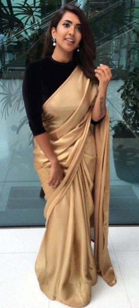 Velvet Blouse Design, Gold Saree, Saree Blouse Styles, Saree Kurti, Simple Saree Designs, Indian Sari Dress, Designer Sarees Collection, Plain Saree, Indian Saree Blouse