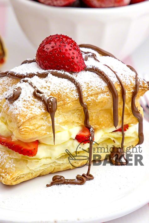 Easy-to-make strawberry napoleons make and elegant dessert Napoleon Pastry, Lemon Dessert Recipes Easy, Napoleon Dessert, Napoleons Recipe, Lemon Desserts Easy, Puff Pastry Recipes Dessert, Pastries Recipes Dessert, Puff Pastry Desserts, British Desserts