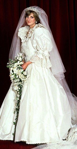 Princess Diana's Dress Details: A 25-foot train accented Diana's ivory Emanuel gown, made of 40 yards of silk taffeta; five extra copies were made as backups. For good luck, a small diamond-studded gold horseshoe was sewn into her gown. Princess Diana Wedding Dress, Diana Wedding Dress, Princess Diana Dresses, Princess Diana Wedding, Prins William, Diana Wedding, Storybook Wedding, Prins Harry, Princess Diana Family