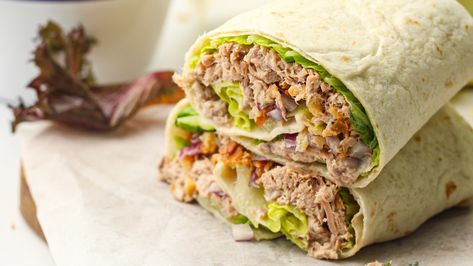 If you're looking for a nutritious and easy lunch for busy days, this healthy tuna wrap recipe has got you covered. It's versatile, simple, and quick to make. Tuna Wrap Recipe, Healthy Tortilla Wraps, Ww Sandwiches, Tuna Wraps Recipes, Food For 2, Salad And Fries, Food Influencer, Tuna Wrap, Healthy Tortilla