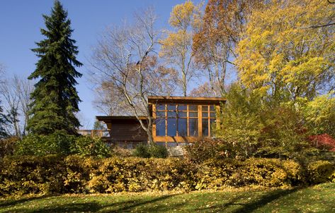 Influenced by the natural environment around them, Prairie-style houses originated in Chicago around 1900. Learn more about this style of home. Prairie Style Houses Interior, School Landscaping, Sims 4 Houses Layout, Different Types Of Houses, Dome Homes, Living Off The Grid, Alternative Housing, Prairie School, Minecraft Houses Blueprints