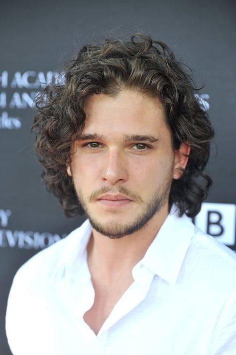 i just can't help it... Kit Harrington, John Snow, Gra O Tron, Kit Harington, Corte De Cabelo Masculino, Sophie Turner, Curly Hair Men, Long Curly Hair, Long Hair Styles Men