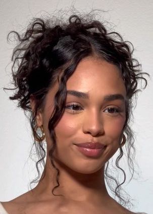 Gelled Hairstyles, Hairstyles Layers, Braids Pictures, Women's Hairstyles, Hairdos For Curly Hair, Natural Curls Hairstyles, Curly Hair Inspiration, Curly Girl Hairstyles, Modern Hairstyles