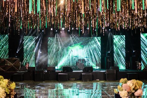 Led Screen Backdrop Stage Design Wedding, Sangeet Stage Setup, Sangeet Backdrop Decor, Sangeet Led Backdrop, Black And Gold Sangeet Decor, Led Stage Backdrop, Indian Sangeet Decor Night Indoor, Sangeet Led Stage, Led Stage Design Events