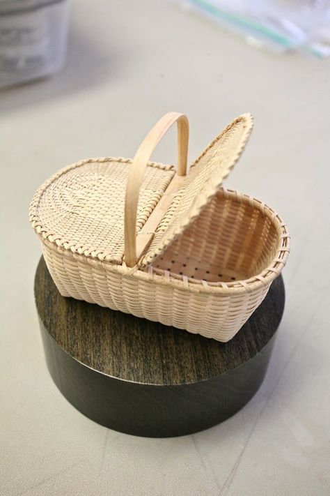 Weaving Basket, Basket Weaving Patterns, Mushroom Hunting, Berry Baskets, Paper Weaving, Straw Basket, Black Ash, Basket Design, Weaving Patterns