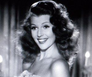 Another great on screen entrance, the hair flip - Rita Hayworth in Gilda Oud Hollywood, Rita Hayworth Gilda, Top Hollywood Movies, Makeup Trial, Black And White Movie, Orson Welles, Humphrey Bogart, Rita Hayworth, Film History