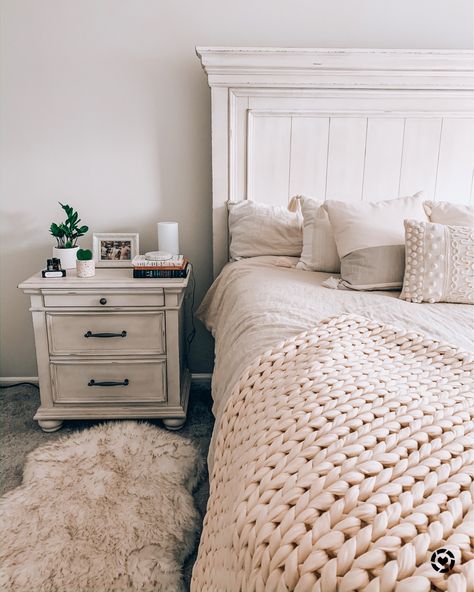 Bedroom Decor White Wood Furniture, White Farmhouse Headboard, White Farmhouse Bed Frame, White Headboard Bedroom Ideas Wood, White Bedding Accent Pillows, White Rustic Bed Frame, Bedding For White Bed Frame, White Wood Headboard Bedroom, White Farmhouse Bedroom Furniture