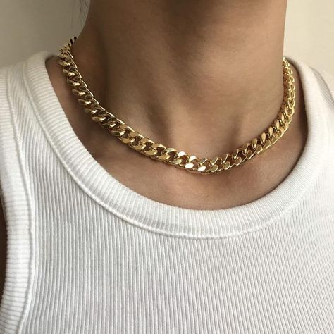 Thick Gold Chain Necklace, Thick Gold Chain, Cuban Link Necklace, Necklace Outfit, Thick Chain Necklace, Estilo Indie, Figaro Chain Necklace, Cuban Link Chain Necklaces, Chunky Chain Necklaces