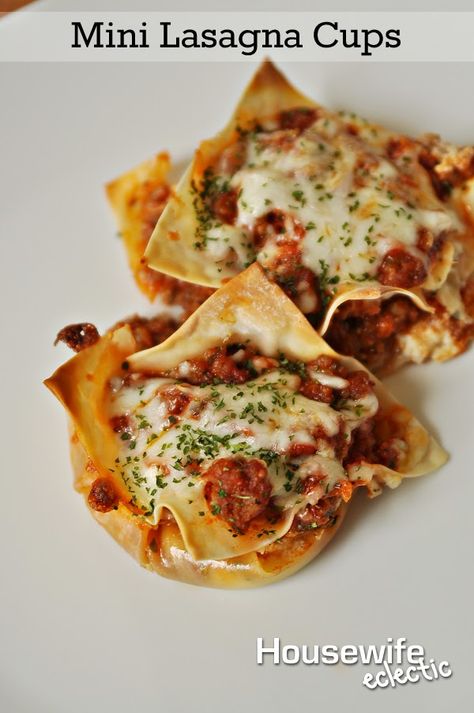 Lasagna is a family favorite. But let’s be honest: it can often be expensive to make, and can be time consuming to prepare. Plus, while I love lasagna, it can tend to be heavy and just sit in your stomach. How could it not with those giant noodles? That’s where these mini lasagna cups come … Party Dinner Food, Mini Lasagna, Lasagna Cups, Dinner Party Recipes, Dinner Food, Party Dinner, Ideas Party, Stuffed Shells, Moscow Mule