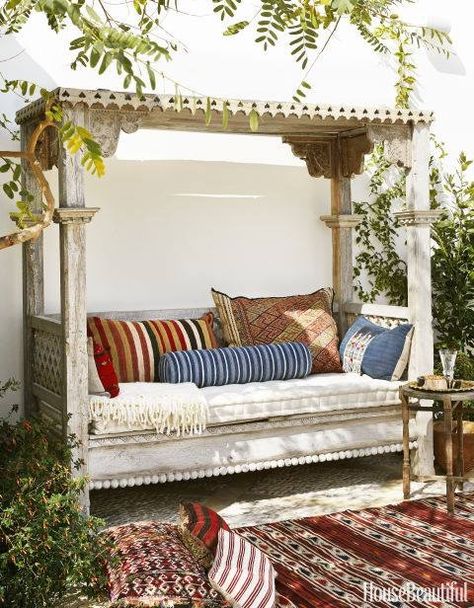 Outdoor Day Bed, Modern Moroccan Decor, Daybed Outdoor, La Fam, Bohemian Room Decor, Outdoor Daybed, Modern Moroccan, Day Bed, Moroccan Decor