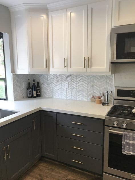 We love the contrast between white counters and cabinets with dark cabinets #kitcheninspiration #homedecor Closed Kitchen, Idea Dapur, Dapur Moden, Reka Bentuk Dapur, Painted Kitchen Cabinets Colors, Kabinet Dapur, White Kitchen Remodeling, Gray Cabinets, Popular Kitchens