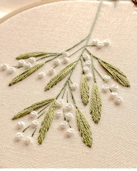 Leaves Hand Embroidery, Simple Flower Embroidery Designs, Clothes Embroidery Diy, Embroidery Leaf, Embroidery Lessons, Crewel Embroidery Kits, Embroidery Tshirt, Hand Embroidery Videos, Diy Embroidery Patterns