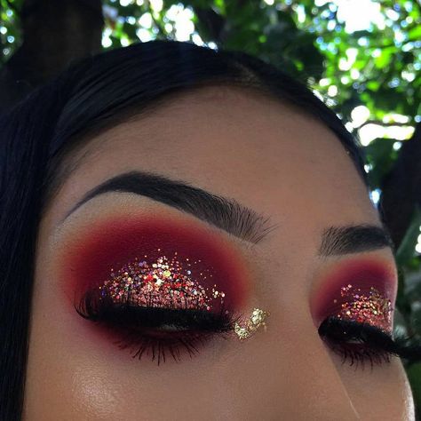 Brown Dramatic Eye Makeup, Red And Gold Makeup Looks, Maroon Makeup Looks, Valentine’s Day Make Up Looks, Maroon Makeup, Quinceanera Stuff, Quinceanera Makeup, Make Up Designs, Red Quince